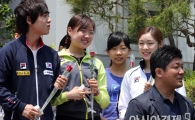 [포토] 김연아 '후배들과 장미꽃 미소'