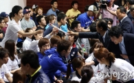 [포토] 동계올림픽 성공 다짐대회, 장미꽃 전달