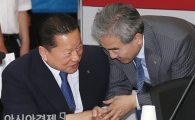 [포토] 악수 나누는 김정행-유진룡