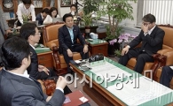 [포토]민주당 찾아간 류길재 통일부 장관