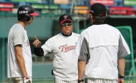 [포토] 김무관 코치 '감독님 어제 김용의 홈런, 어마어마했죠?'