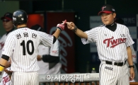 [포토] 김기태 감독 '권병장, 무사 복귀를 환영한다'