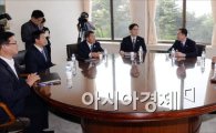 [포토]환담 중인 남북 장관급 회담 실무접촉 대표단