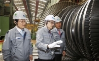 [포토]두산重 발전설비 살펴보는 사전트 교수