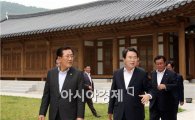 [포토]장성 홍길동테마파크 둘러보는 박준영 전남지사