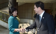 [포토]악수 하는 김성혜-천해성 