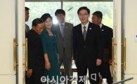 [포토]회담장으로 들어서는 김성혜-천해성 