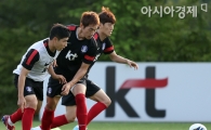 [포토] 김남일 막고 이청용 달리고