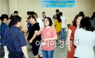 '알아야 도움 주고', '알아야 도움 받지'