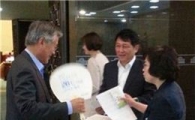 민주당 의원들, 본회의장서 부채 나눠준 까닭은