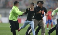 [포토] 그라운드에 난입한 외국인 관중