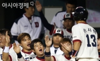 [포토] 홈인 손시헌 반기는 두산 선수들