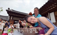 [포토]화창한 하늘 아래 창포물에 머리감기