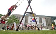 [포토]직접 체험하는 한국의 명절 '단오'