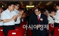 [포토]임직원의 환영 속 입장하는 이순우 우리금융회장 
