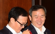 [포토]'넥타이는 잠깐 풀러야겠네요'