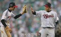 [포토] 류제국 '김용의 수비 멋졌어'
