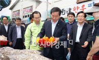 [포토]정남진 장흥 토요시장에서 피망 구입하는  유정복 장관 