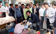 [포토]장흥 토요시장 상인과 악수하는 유정복 장관 