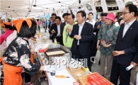 [포토]다문화 음식 시식하는 유정복 안행부 장관 