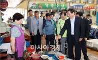 [포토]정남진 장흥 토요시장 둘러보는 유정복 장관 