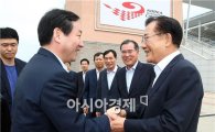 [포토]박준영 전남지사와 악수하는 유정복 안전행정부장관