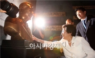 [포토]김대중 전대통령 흉상 어루만지는 이희호 여사