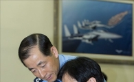 [포토]자료 검토하는 이용걸 방사청장
