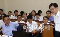 [포토]"더운데 옷 벗고 합시다"