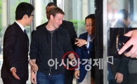 [포토]페이스북 마크 저커버그, 왼손에 갤럭시 S4
