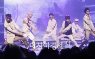 [포토]EXO '소녀팬 자극하는 몸짓'