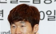 [포토] 박지성 '사랑의 하트'
