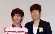[포토] 장학금 전달하는 박지성