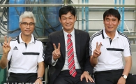 [포토] 최용수 감독 '양 옆에 든든한 지원군이'