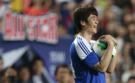 [포토] 기성용 '축구공 부케삼아'
