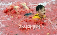 [포토]토마토풀장에서 신선놀음이 따로 없어~