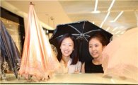 [포토]현대百, 마른 장마 필수 아이템 ‘패션 양산’ 선보여
