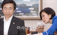 [포토]"장관님 자료보고 답변 하세요"