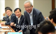 [포토]인사하는 현오석 경제부총리