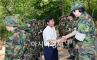 [포토]장병 격려하는  최영호 광주시 남구청장