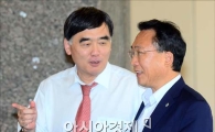[포토]대화 나누는 방하남 고용노동부 장관