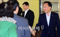 [포토]인사하는 방하남 고용노동부 장관