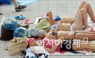[포토]선탠 즐기는 시민들