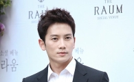 [포토]지성 "한껏 멋내고 결혼식장 왔어요"