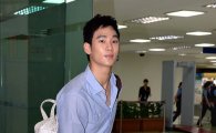 [포토]일본 팬클럽 창단 기념 팬미팅 참석 차 출국하는 김수현 