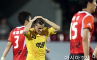 [포토] 제파로프 '발목에 너무 힘이 들어갔어'