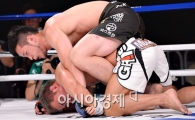 [포토]김종만 '빨리 빠져나가야 하는데'