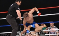 [포토]'TOP FC' 양동이, 반달킥 파운딩에 의한 레퍼리 스톱 승!