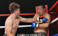 [포토]반달킥 맞고 숨 못쉬는 김재영