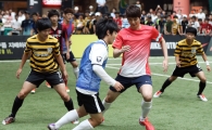 [포토] 기성용 '어린 친구들과 축구 대결'